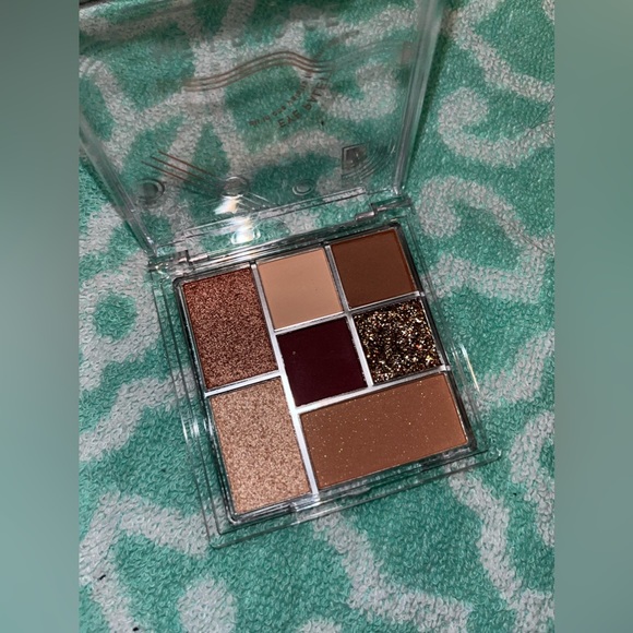 Eyeshadow Palette - Picture 2 of 2